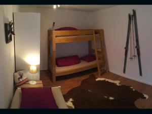 エンゲルベルクにあるApartment Alpenstrasse 4 by Interhomeの二段ベッドが備わる客室です。