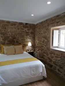 - une chambre avec un grand lit et une fenêtre dans l'établissement Cantinho D'Aldeia, à Guarda