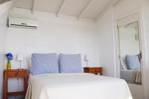 سرير أو أسرّة في غرفة في Sobrado Bela Vista