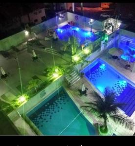 eine Aussicht über den Pool in der Nacht mit Lichtern in der Unterkunft Serra Park Flat 420 in Rio Quente