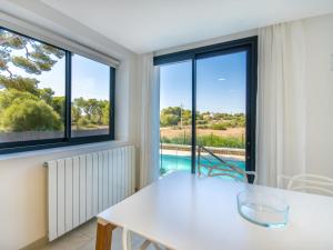Bazén v ubytování Holiday Home Marianne by Interhome nebo v jeho okolí