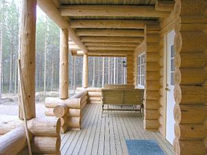 eine Holzveranda eines Blockhauses in der Unterkunft Holiday Home Hiekkaranta by Interhome in Saarikas