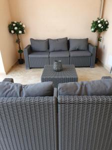 un soggiorno con divano e mobili in vimini di casa muriel a Vescovato