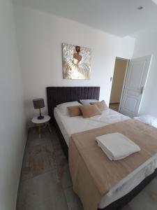 sypialnia z dużym łóżkiem i stołem w obiekcie casa muriel w mieście Vescovato