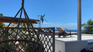 聖馬里納薩利納的住宿－B&B Le Sette Vele Da Riccardo，阳台上设有带烧烤设施的庭院。