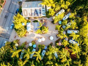 奥海Caravan Outpost的享有停车场顶部的景色,停车场内有汽车和树木