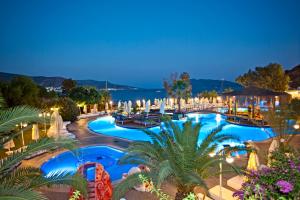 - une image de la piscine du complexe la nuit dans l'établissement Salmakis Resort & Spa, à Bodrum City