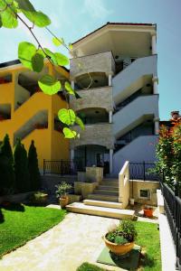 un edificio con escaleras y plantas delante de él en Apartments Rossana, en Poreč