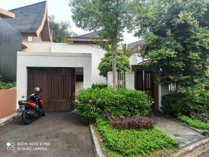 ein Motorrad, das vor einem Haus geparkt ist in der Unterkunft vila vimala hills in Bogor