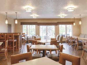 a dining room with tables and chairs and windows at Best Western Plus Riverfront Hotel and Suites in Great Falls