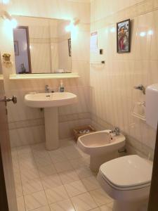 ポルシェスにあるDreaming of Algarveのバスルーム(トイレ、洗面台付)