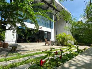 an external view of a building with plants at Nornlamphun Boutique Hotel นอนลำพูน in Lamphun