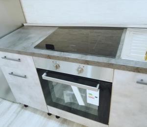 a kitchen with a stove top oven in a kitchen at Appartamento nuovo a 1 minuto dal porto in Livorno