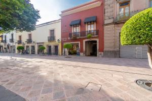 een lege straat in een stad met gebouwen bij Hotel Madero in Querétaro