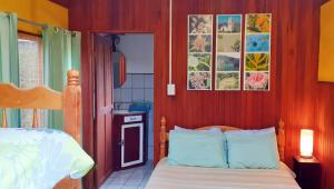 Krevet ili kreveti u jedinici u objektu Montaña Linda Guest House Orosi