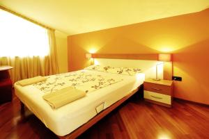 um quarto com uma cama grande e uma janela em Apartments Rossana em Porec