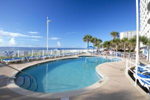 Majoituspaikassa Deluxe Ocean Front Two-Bedroom Condo in Sandy Beach Resort tai sen lähellä sijaitseva uima-allas