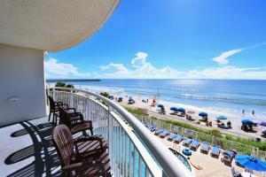 Balcó o terrassa a Deluxe Ocean Front Two-Bedroom Condo in Sandy Beach Resort