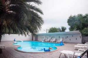 克魯村的住宿－班克魯特納尼查度假酒店，水中拥有天鹅的游泳池
