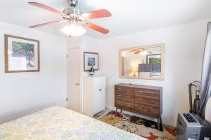 um quarto com uma ventoinha de tecto e uma cómoda em BeachFront Kihei Kai Nani - Maui Vista Deluxe Condos em Kihei