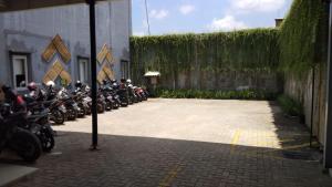 Green Red Hotel Syariah Jombang外面的花园