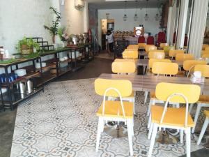 Green Red Hotel Syariah Jombang餐厅或其他用餐的地方