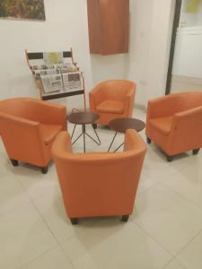 Green Red Hotel Syariah Jombang的休息区