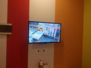 JombangGreen Red Hotel Syariah Jombang的挂在墙上的平板电视