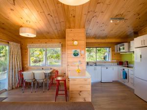 A cozinha ou cozinha compacta de Sandy Feet Retreat - Marahau Holiday Home