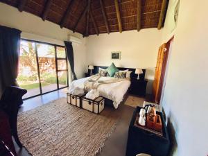 Llit o llits en una habitació de ParkView Safari Lodge