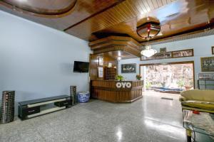 ein Wohnzimmer mit einer Lobby mit Holzwänden in der Unterkunft SUPER OYO 2320 Hotel Charvita in Kupang