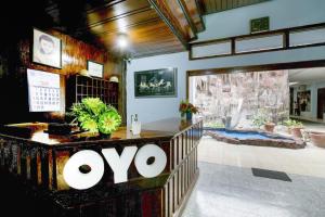 un hall avec un grand panneau ovo sur le mur dans l'établissement SUPER OYO 2320 Hotel Charvita, à Kupang