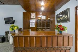 古邦Hotel O Charvita的大堂内有鲜花柜台