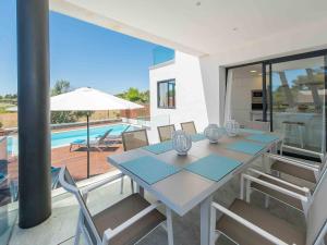 Bazén v ubytování Holiday Home Marianne by Interhome nebo v jeho okolí