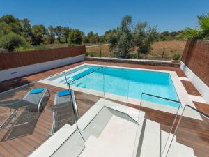 Bazén v ubytování Holiday Home Marianne by Interhome nebo v jeho okolí