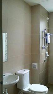 Barrington Square 1 Room Apt @ Pasar Malam في برينشانغ: حمام مع مرحاض ومغسلة