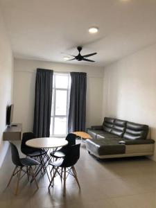 Barrington Square 1 Room Apt @ Pasar Malam في برينشانغ: غرفة معيشة مع أريكة وطاولة وكراسي