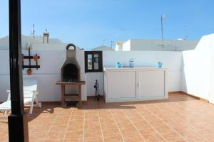 een keuken met een tafel en een oven op een dak bij Casa Vittoria in Playa Honda