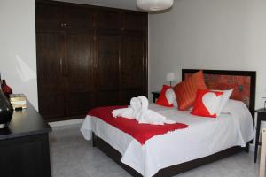 een slaapkamer met een bed met twee zwanen erop bij Casa Vittoria in Playa Honda