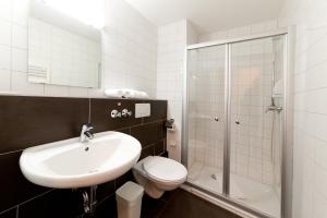 Koupelna v ubytování Anker Self-Check-In Hotel + 37 fotografií