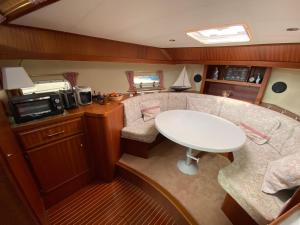 Küche/Küchenzeile in der Unterkunft TraumZeitBoot Amavida Yacht auf dem Scharmützelsee Bad Saarow