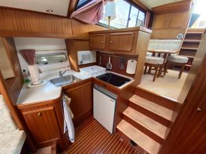 Ein Bett oder Betten in einem Zimmer der Unterkunft TraumZeitBoot Amavida Yacht auf dem Scharmützelsee Bad Saarow