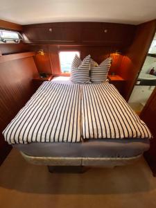 Ein Bett oder Betten in einem Zimmer der Unterkunft TraumZeitBoot Amavida Yacht auf dem Scharmützelsee Bad Saarow