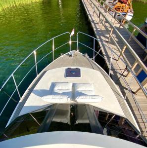 Blick auf einen Fluss in der Nähe des Bootes