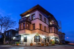 a large building with a lot of windows at Yalı Butik Otel in Buyukada