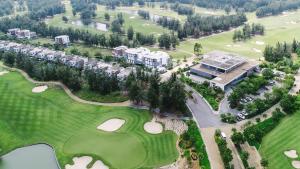 una vista aérea del campo de golf de un complejo en Montgomerie Links Hotel & Villas en Hoi An