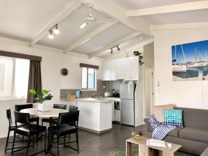 Η κουζίνα ή μικρή κουζίνα στο Apollo Bay Waterfront Motor Inn +35 φωτογραφίες