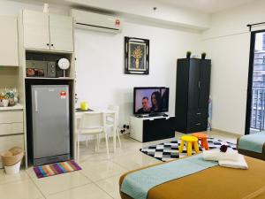 Kuhinja oz. manjša kuhinja v nastanitvi D'Gunduls Homestay STUDIO by DGH I-CITY