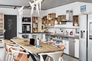 cocina con mesa de madera y sillas en Stay KooooK Bern Wankdorf - Online Check In en Berna