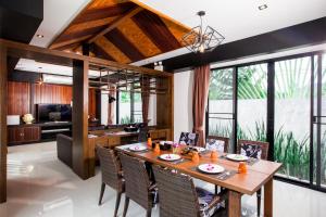 Η κουζίνα ή μικρή κουζίνα στο Ample Samui Luxury Pool Villa